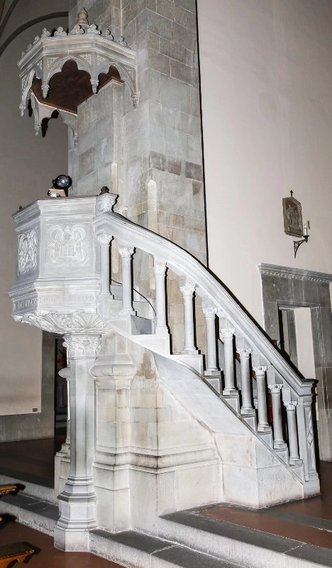 Pulpito in pietra serena - chiesa della Sacra Famiglia , Firenze 1